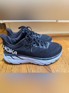 Hoka Women’s Black/White Clifton 7 Sneakers Sz 8